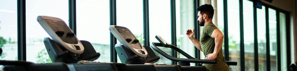 Fitness Holiday for Men – Treadmill Workout Man running on a treadmill in a retreat gym during a fitness holiday for men