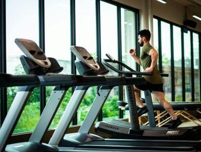 Fitness Holiday for Men – Treadmill Workout Man running on a treadmill in a retreat gym during a fitness holiday for men